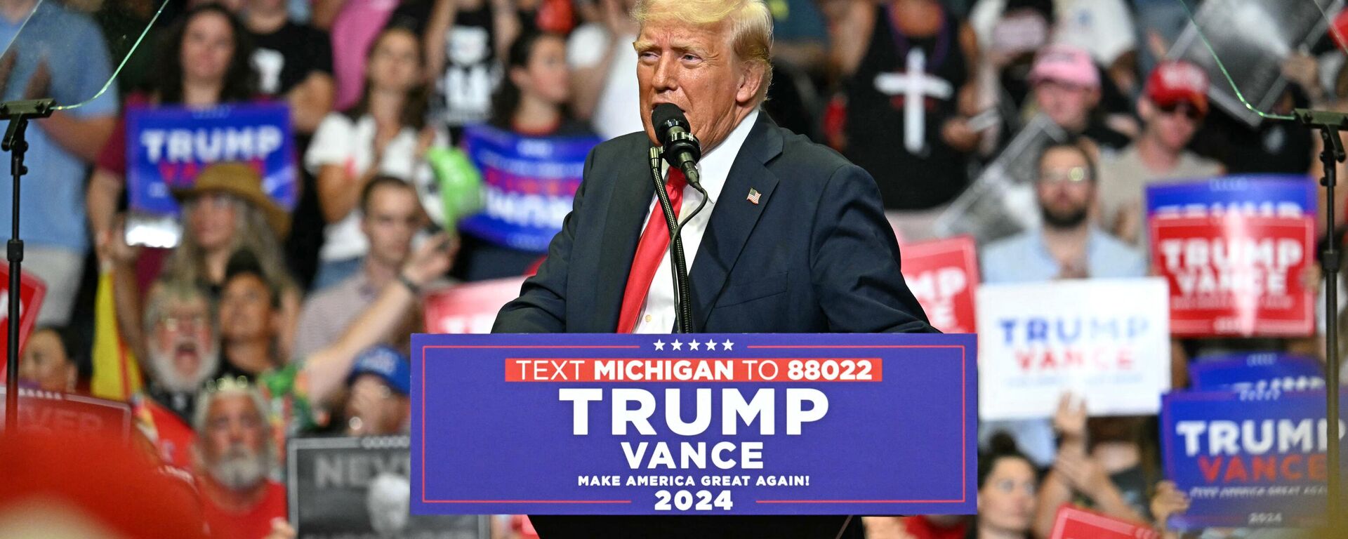 El expresidente de EEUU y candidato republicano Donald Trump, en un mitin este sábado 20 de julio en la ciudad de Grand Rapids, Michigan. - Sputnik Mundo, 1920, 24.07.2024