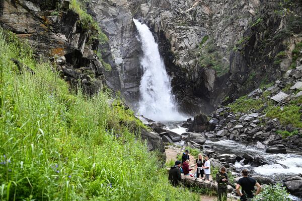 Cascada en la desembocadura del río del mismo nombre, afluente derecho del Chulyshman. - Sputnik Mundo