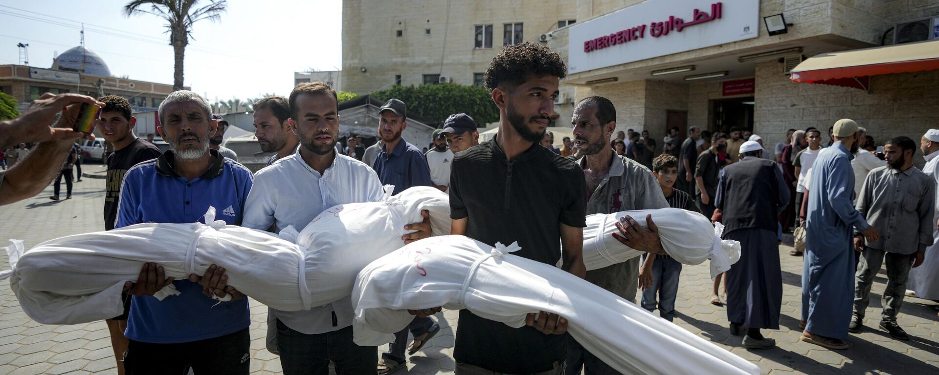 Palestinos trasladan a sus familiares asesinados por Israel (archivo) - Sputnik Mundo, 1920, 23.07.2024