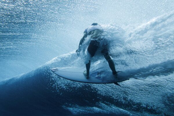 El estadounidense Griffin Colapinto participa en una sesión de entrenamiento de surf en Teahupo&#x27;o, en la isla de Tahití, en la Polinesia Francesa. - Sputnik Mundo