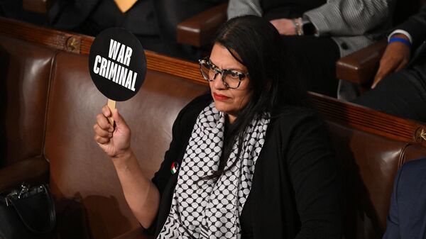 La representante estadounidense Rashida Tlaib lanza una consigna contra Benjamín Netanyahu en el Congreso de EEUU el 24 de julio de 2024 - Sputnik Mundo