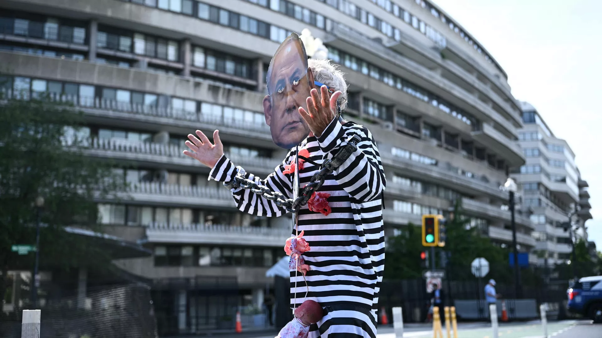 Activistas pro-Palestina afuera del hotel Watergate, en Washington D.C., sostienen una marioneta de Benjamín Netanyahu con uniforme de preso. Activistas pro-Palestina afuera del hotel Watergate, en Washington D.C., sostienen una marioneta de Benjamín Netanyahu con uniforme de preso. - Sputnik Mundo, 1920, 24.07.2024