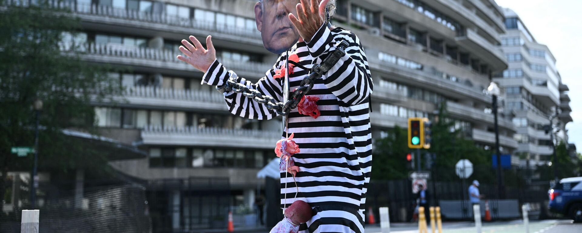 Activistas pro-Palestina afuera del hotel Watergate, en Washington D.C., sostienen una marioneta de Benjamín Netanyahu con uniforme de preso. Activistas pro-Palestina afuera del hotel Watergate, en Washington D.C., sostienen una marioneta de Benjamín Netanyahu con uniforme de preso. - Sputnik Mundo, 1920, 24.07.2024