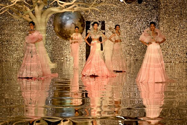 Modelos presentan creaciones del diseñador indio Suneet Varma durante la India Couture Week en Nueva Deli. - Sputnik Mundo