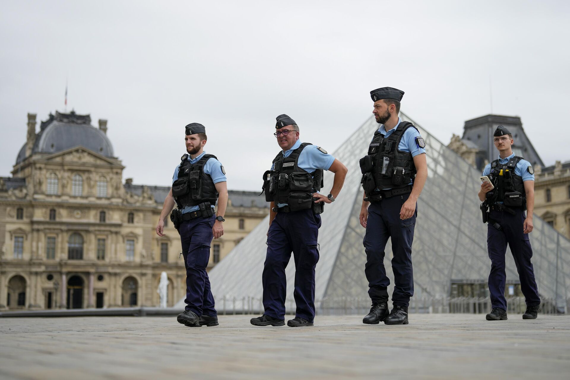 La policía francesa patrulla una plaza cerca del Louvre en París, Francia, antes de la ceremonia de apertura de los Juegos Olímpicos de Verano de 2024, el viernes 26 de julio de 2024 - Sputnik Mundo, 1920, 26.07.2024