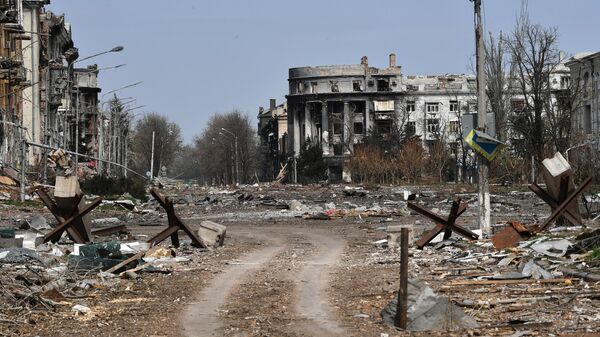 Vista de los edificios destruidos en la plaza Svobodi de Artiómovsk, Ucrania - Sputnik Mundo