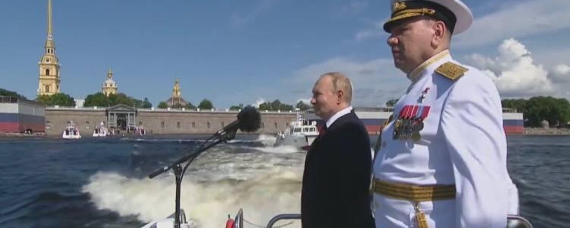 Vladímir Putin, presidente ruso, pasa revista a buques en el desfile del Día de la Armada nacional - Sputnik Mundo, 1920, 26.07.2026