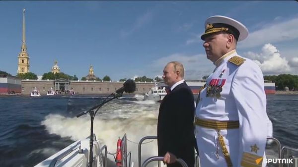 Vladímir Putin, presidente ruso, pasa revista a buques en el desfile del Día de la Armada nacional - Sputnik Mundo