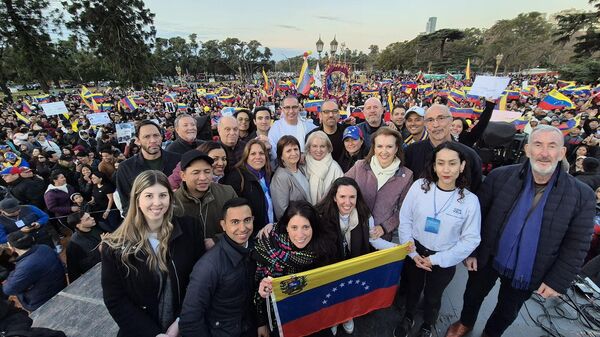 La propia ministra argentina habría publicado también en redes sociales que se encontraba frente a la embajada de Venezuela esperando los resultados - Sputnik Mundo