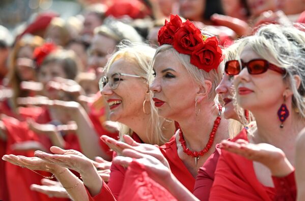 El &quot;Proyecto del vestido rojo&quot; en Moscú. - Sputnik Mundo