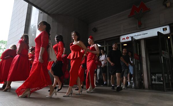 El desfile cerca de una estación de metro. - Sputnik Mundo