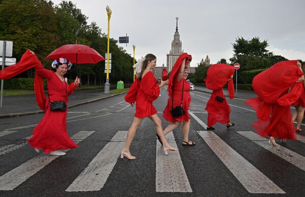 Mujeres con vestidos rojos asisten al &quot;Proyecto del vestido rojo&quot;. - Sputnik Mundo