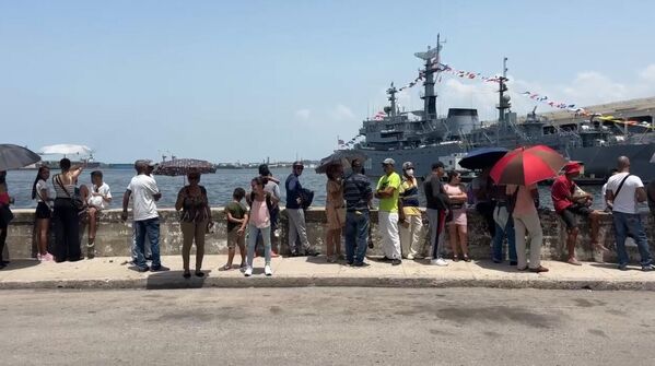 Cientos de cubanos hicieron una larga cola para embarcar en el buque ruso Smolny. - Sputnik Mundo