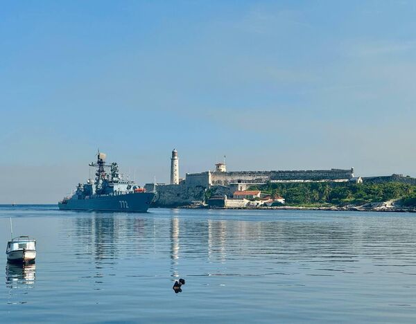 Llegada al puerto del grupo de buques de la Flota del Báltico formado por el buque escuela Smolny, el patrullero Neustrachishimy y el petrolero Yelnya. - Sputnik Mundo