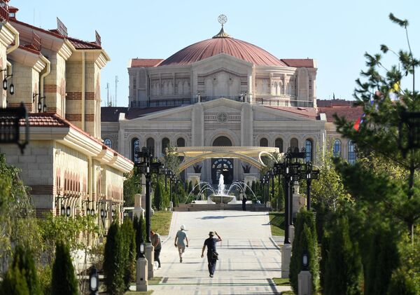 Además de museos, el complejo alberga un templo parque al aire libre, el anfiteatro Grifo Arena y un barrio reconstruido de la antigua ciudad de Quersoneso de los siglos X-XI. - Sputnik Mundo