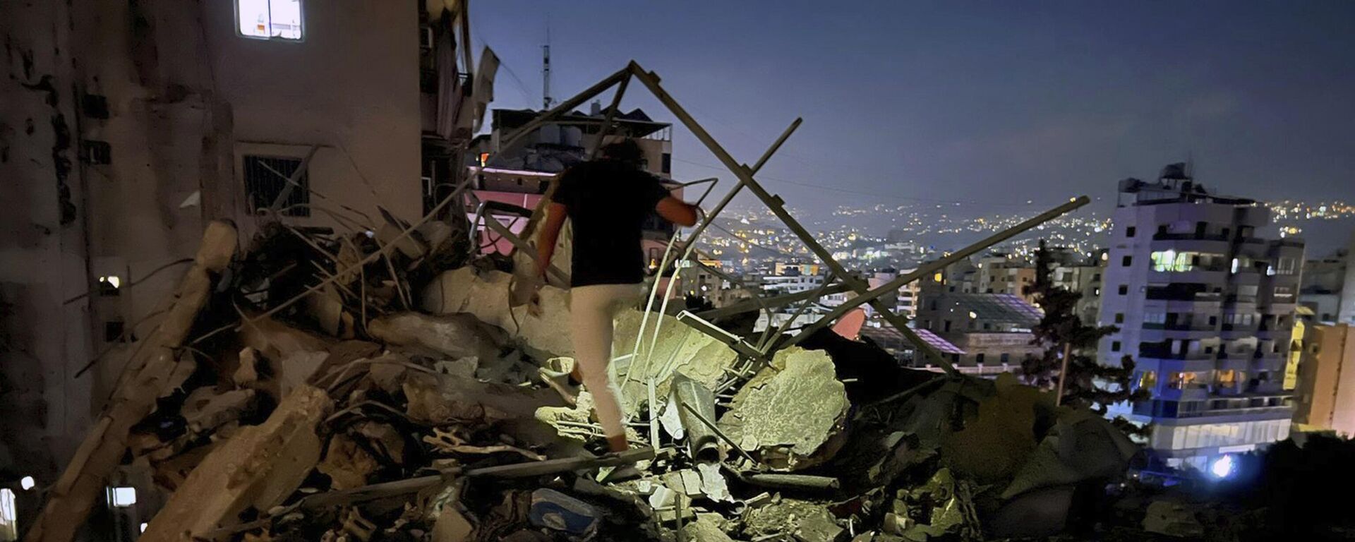 Un hombre inspecciona un edificio destruido en un ataque aéreo israelí contra los suburbios del sur de Beirut, Líbano. - Sputnik Mundo, 1920, 28.09.2024