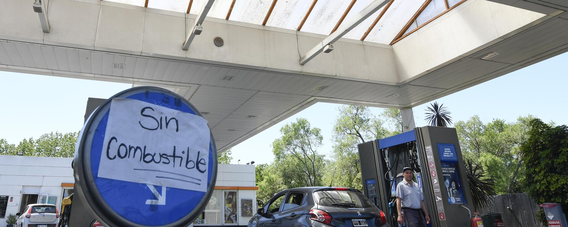 Un letrero escrito a mano alerta a los conductores que la estación de servicio se ha quedado sin gasolina, en medio de una escasez de combustible, en La Plata, Argentina, el sábado 28 de octubre de 2023.  - Sputnik Mundo, 1920, 01.08.2024