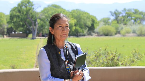 Deb Haaland, secretaria del Departamento del Interior - Sputnik Mundo