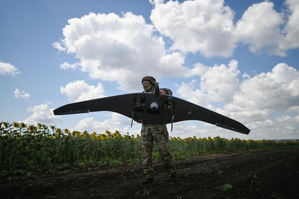 Un militar ruso porta un dron Supercam del grupo de fuerzas rusas Centro en la dirección de Avdéyevka en el marco de la operación militar especial. - Sputnik Mundo