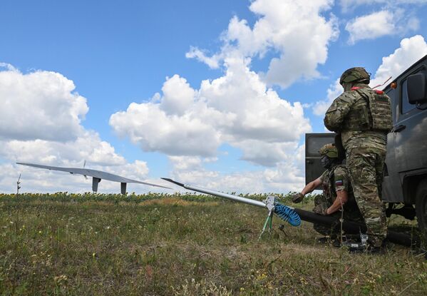 Los drones también corrigen los ataques de artillería, tanques y otros vehículos de combate contra el enemigo. Desde que se detecta un objetivo hasta que se le ataca transcurren unos minutos. - Sputnik Mundo