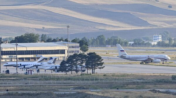 Un avión ruso, que se cree que transporta prisioneros rusos liberados, se dispone a despegar en el aeropuerto de Ankara, Turquía, el 1 de agosto de 2024  - Sputnik Mundo