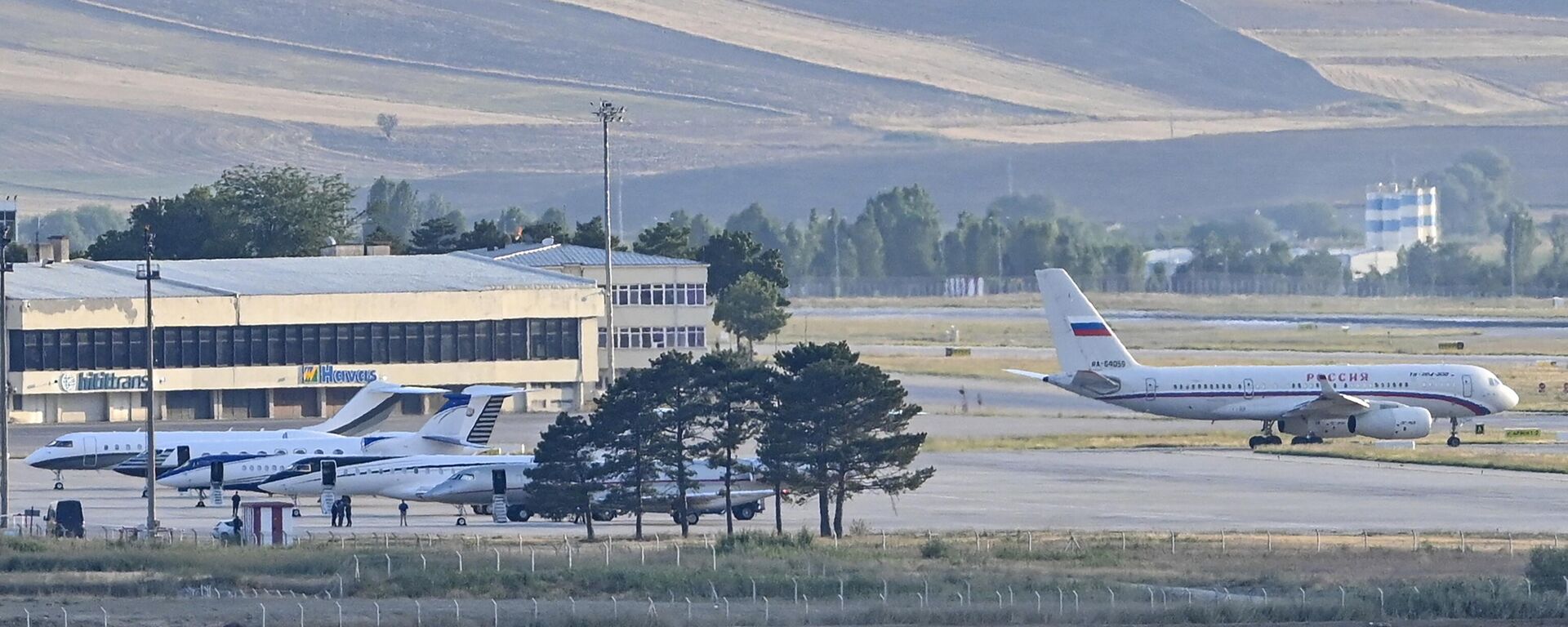 Un avión ruso, que se cree que transporta prisioneros rusos liberados, se dispone a despegar en el aeropuerto de Ankara, Turquía, el 1 de agosto de 2024  - Sputnik Mundo, 1920, 01.08.2024