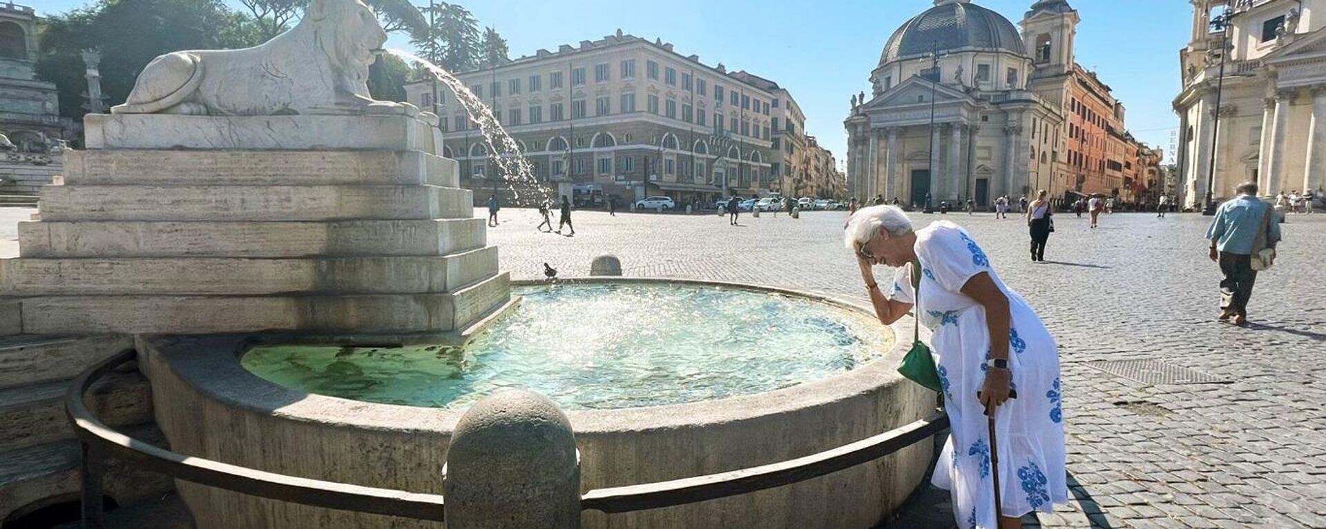 Una mujer e la tercera edad se refresca en una fuente para enfrentar el calor extremo  - Sputnik Mundo, 1920, 01.08.2024