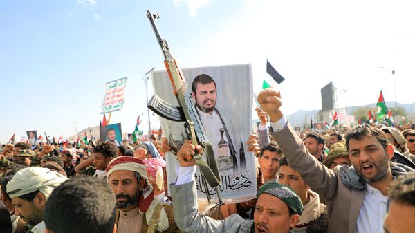 Manifestantes, uno de ellos con un retrato del líder hutí Abdul Malik al-Houthi, gritan consignas durante una marcha en solidaridad con el pueblo de Gaza en Saná, la capital controlada por los hutíes, el 5 de enero de 2024.  - Sputnik Mundo