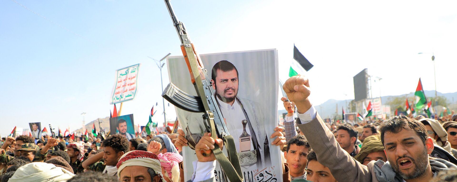 Manifestantes, uno de ellos con un retrato del líder hutí Abdul Malik al-Houthi, gritan consignas durante una marcha en solidaridad con el pueblo de Gaza en Saná, la capital controlada por los hutíes, el 5 de enero de 2024.  - Sputnik Mundo, 1920, 01.08.2024