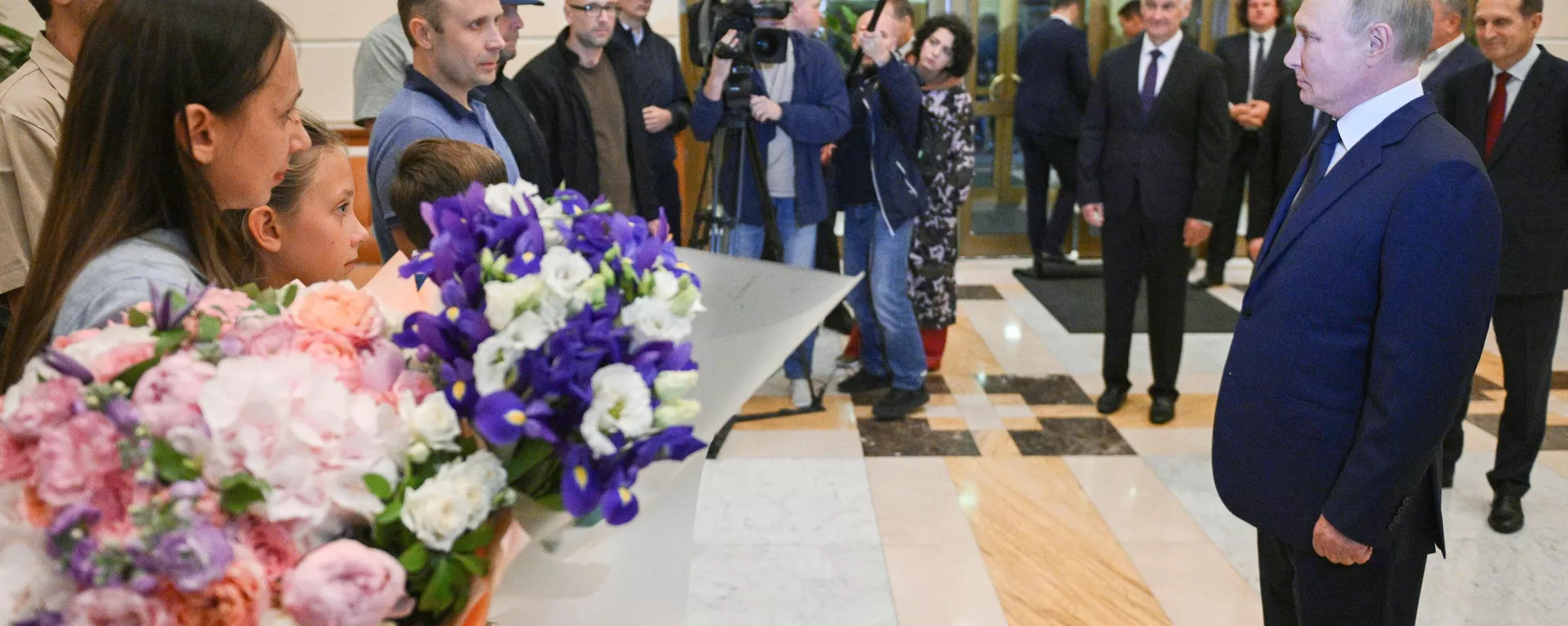 El presidente ruso Vladímir Putin recibe a los ciudadanos rusos liberados tras un acuerdo con Occidente El presidente ruso Vladímir Putin recibe a los ciudadanos rusos liberados tras un acuerdo con Occidente - Sputnik Mundo, 1920, 01.08.2024
