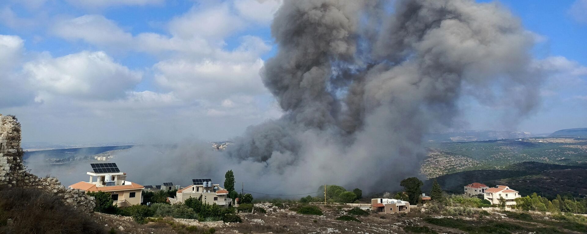 Sale humo tras un ataque aéreo israelí contra la ciudad de Shamaa, en el sur de Líbano, el 1 de agosto de 2024, en medio de los continuos enfrentamientos transfronterizos entre tropas israelíes y combatientes de Hizbulá.  - Sputnik Mundo, 1920, 25.08.2024