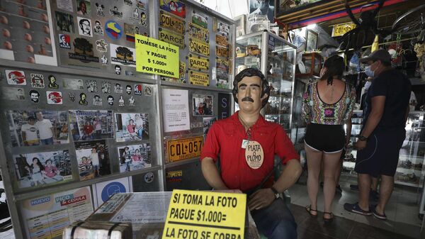 Una estatua de Pablo Escobar en una tienda de souvernis en la ciudad de Medellín - Sputnik Mundo