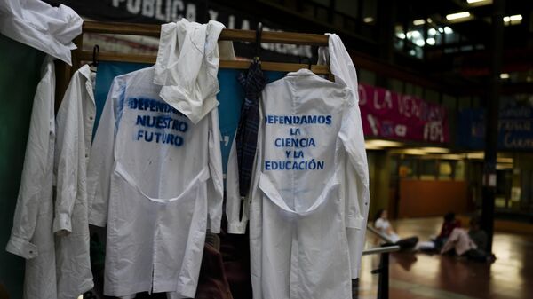 Una protesta en la Universidad de Buenos Aires (UBA) antes del inicio de una marcha para exigir más financiamiento para las universidades públicas de Argentina (archivo) - Sputnik Mundo