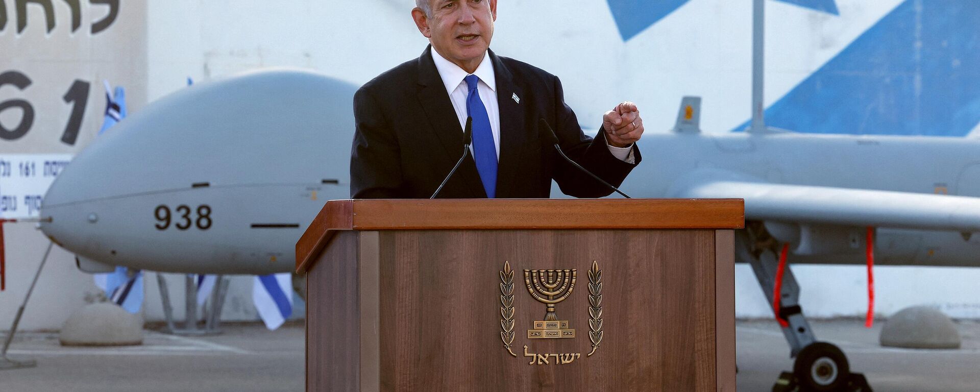 El primer ministro israelí, Benjamín Netanyahu, delante de un dron Hermes 900 mientras pronuncia un discurso durante su visita a un centro israelí de vehículos aéreos no tripulados (UAV), en la base aérea de Palmachim, cerca de la ciudad de Rishon LeZion, el 5 de julio de 2023. - Sputnik Mundo, 1920, 03.08.2024