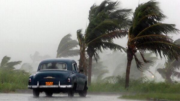 Un viejo automóvil estadounidense de los años 50 busca refugio mientras el huracán Rita azota La Habana  - Sputnik Mundo