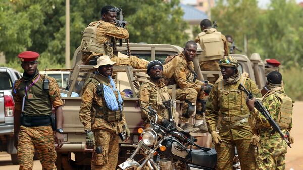 Soldados leales al líder de Burkina Faso, el capitán Ibrahim Traore, en una imagen en Uagadugú (Burkina Faso) el 14 de octubre de 2022  - Sputnik Mundo