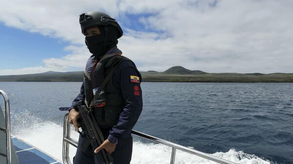 Un miembro de la Armada ecuatoriana patrulla desde una embarcación durante Galapex III, un ejercicio marítimo con la participación de la Armada de varios países, en aguas internacionales del océano Pacífico cerca de Galápagos, Ecuador, el 6 de julio de 2024  - Sputnik Mundo