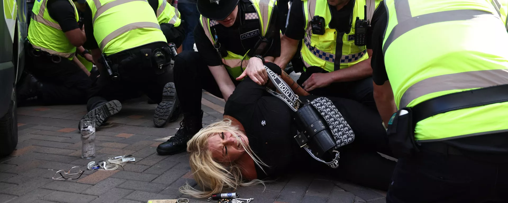 Manifestantes detenidos en Nottingham, en el centro de Inglaterra, el 3 de agosto de 2024 durante la manifestación Enough is Enough, celebrada en protesta a los apuñalamientos mortales en Southport el 29 de julio. - Sputnik Mundo, 1920, 04.08.2024