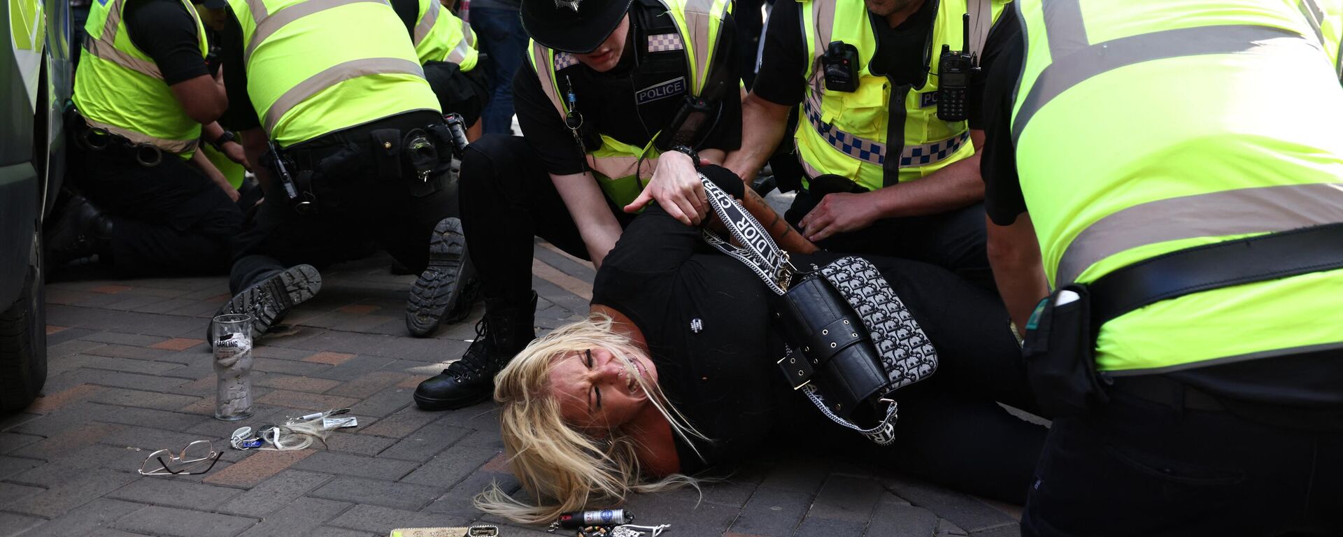 Manifestantes detenidos en Nottingham, en el centro de Inglaterra, el 3 de agosto de 2024 durante la manifestación Enough is Enough, celebrada en protesta a los apuñalamientos mortales en Southport el 29 de julio.  - Sputnik Mundo, 1920, 04.08.2024