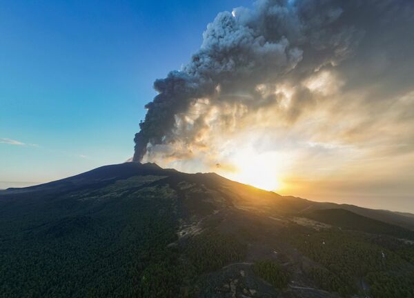 El Etna está en la costa oriental de Sicilia. Es el volcán que se despierta con más frecuencia de Europa. - Sputnik Mundo