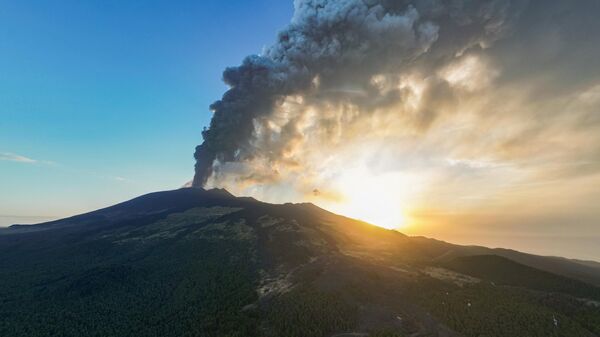 Una vista aérea muestra la columna de cenizas durante la erupción del Monte Etna. - Sputnik Mundo