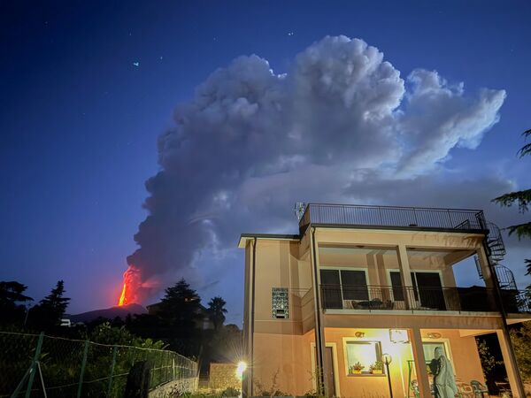 Lava, vapor y cenizas brotan de un cráter del volcán Etna el 4 de agosto en Sicilia. - Sputnik Mundo