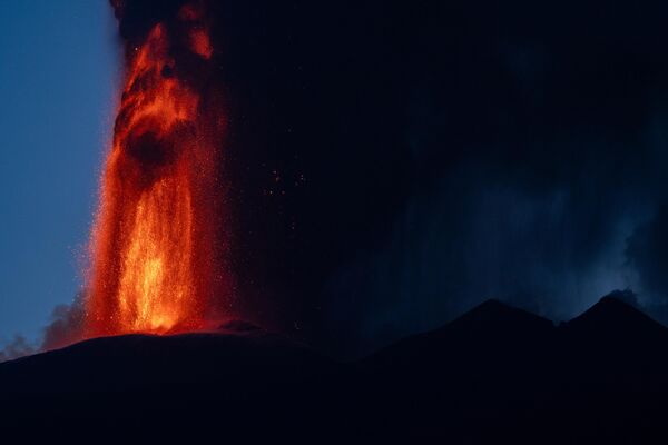 El Etna tiene más de 200 cráteres, y cuando uno de ellos entra en erupción, la ceniza volcánica negra azota la ciudad de Catania y otras localidades cercanas. - Sputnik Mundo