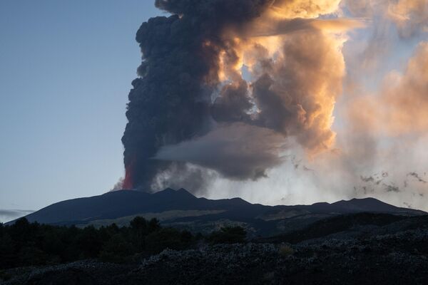 A pesar de la actividad del volcán, la lava no ha llegado a las ciudades cercanas desde principios del siglo XIX. - Sputnik Mundo