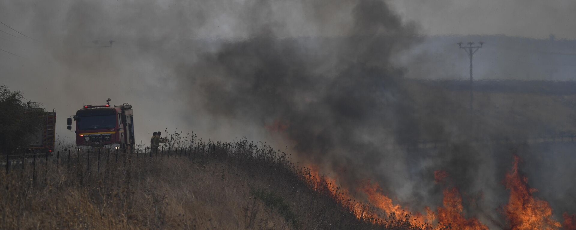 Los bomberos apagando un incendio tras un ataque en los Altos del Golán, controlados por Israel, el jueves 4 de julio de 2024.  - Sputnik Mundo, 1920, 05.08.2024