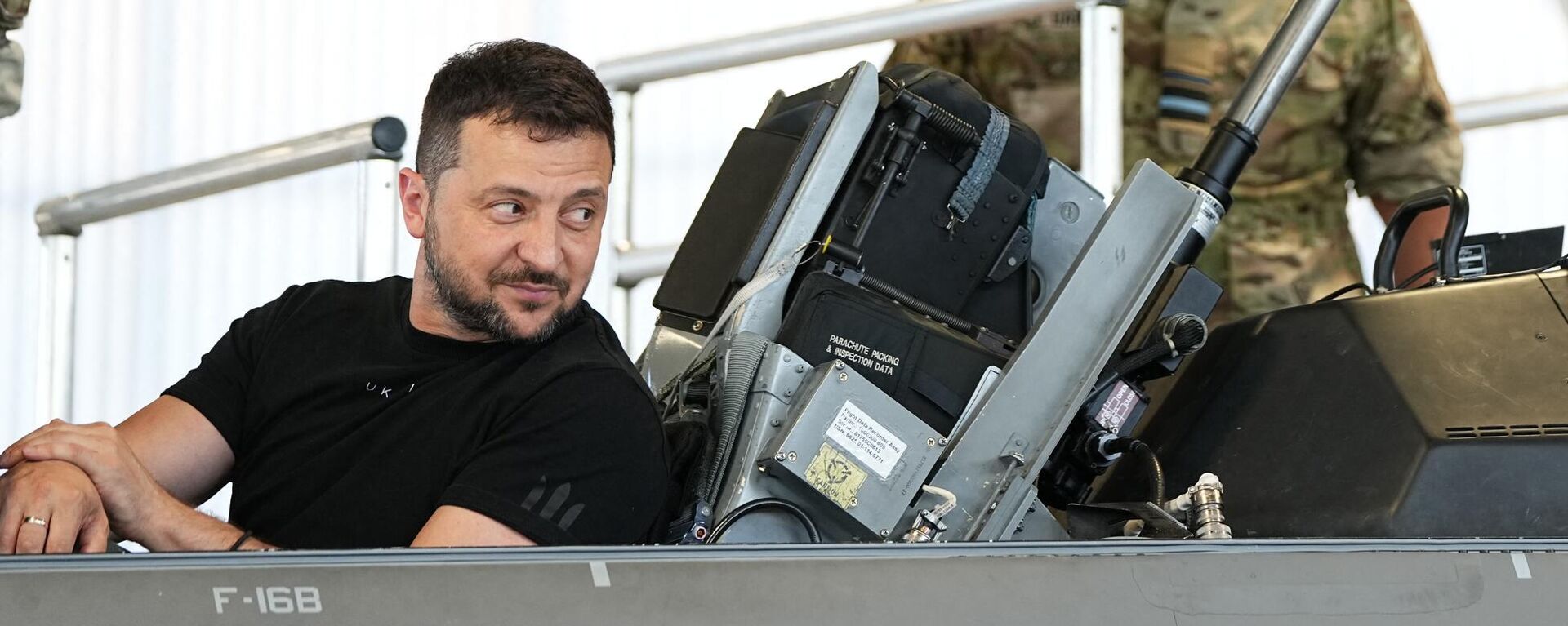 Volodímir Zelenski sits in a F-16 fighter jet in the hangar of the Skrydstrup Airbase in Vojens, northern Denmark - Sputnik Mundo, 1920, 06.08.2024