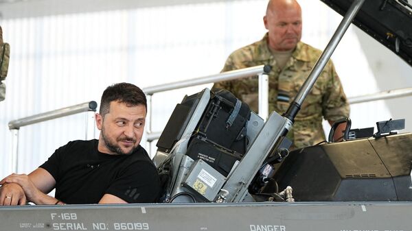 Volodímir Zelenski sits in a F-16 fighter jet in the hangar of the Skrydstrup Airbase in Vojens, northern Denmark - Sputnik Mundo