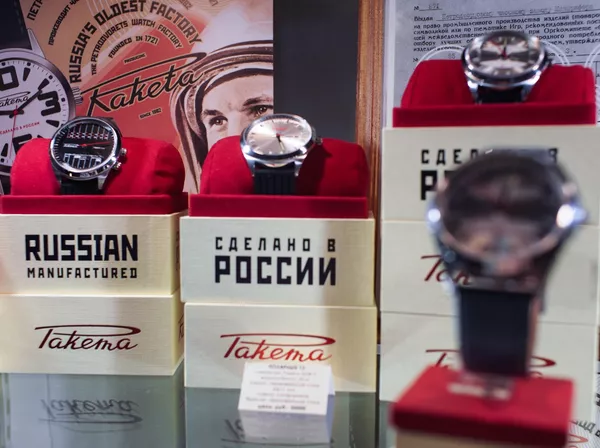 La fábrica de relojes Raketa es una de las pocas manufacturas del mundo que produce sus propios movimientos de reloj, incluidas las piezas más complejas: la espiral y el volante. La marca Raketa se creó en 1961 en honor de Yuri Gagarin, el primer cosmonauta soviético.En la foto: una vitrina con muestras de relojes de la fábrica Raketa. - Sputnik Mundo