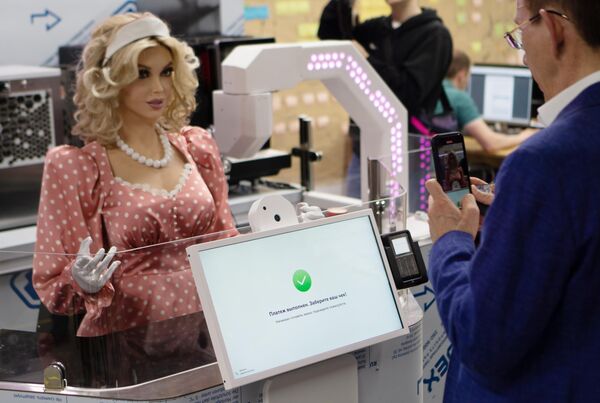 La empresa Promobot, con sede en la ciudad rusa de Perm, produce robots humanoides desde 2015.  Entre sus desarrollos se puede destacar a Dunyasha, creado para el uso en cibercafés.En la foto: la camarera robot Dunyasha en la presentación de un cibercafé de Promobot en Perm. - Sputnik Mundo