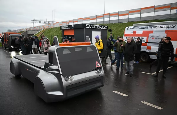 La empresa EvoCargo fue fundada en Moscú en 2020. Desarrolla soluciones logísticas autónomas de ciclo completo utilizando vehículos eléctricos no tripulados de producción propia.En la foto: camión no tripulado  Evocargo Evo1. - Sputnik Mundo
